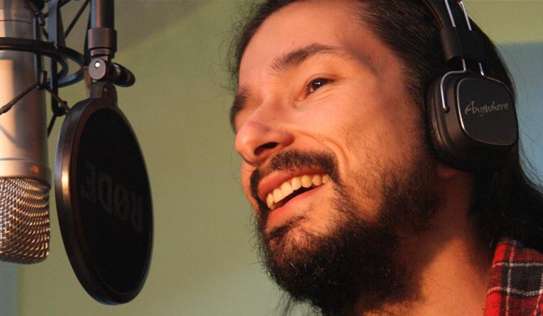 locutor grabación de voz joven en estudio propio